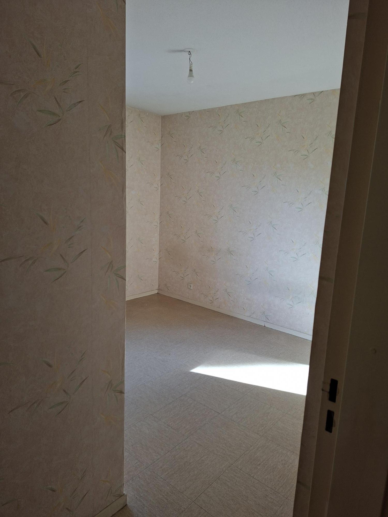 Appartement T4 - Séjour - Cuisine fermée - 3 chambres - Baignoire - Autun - 