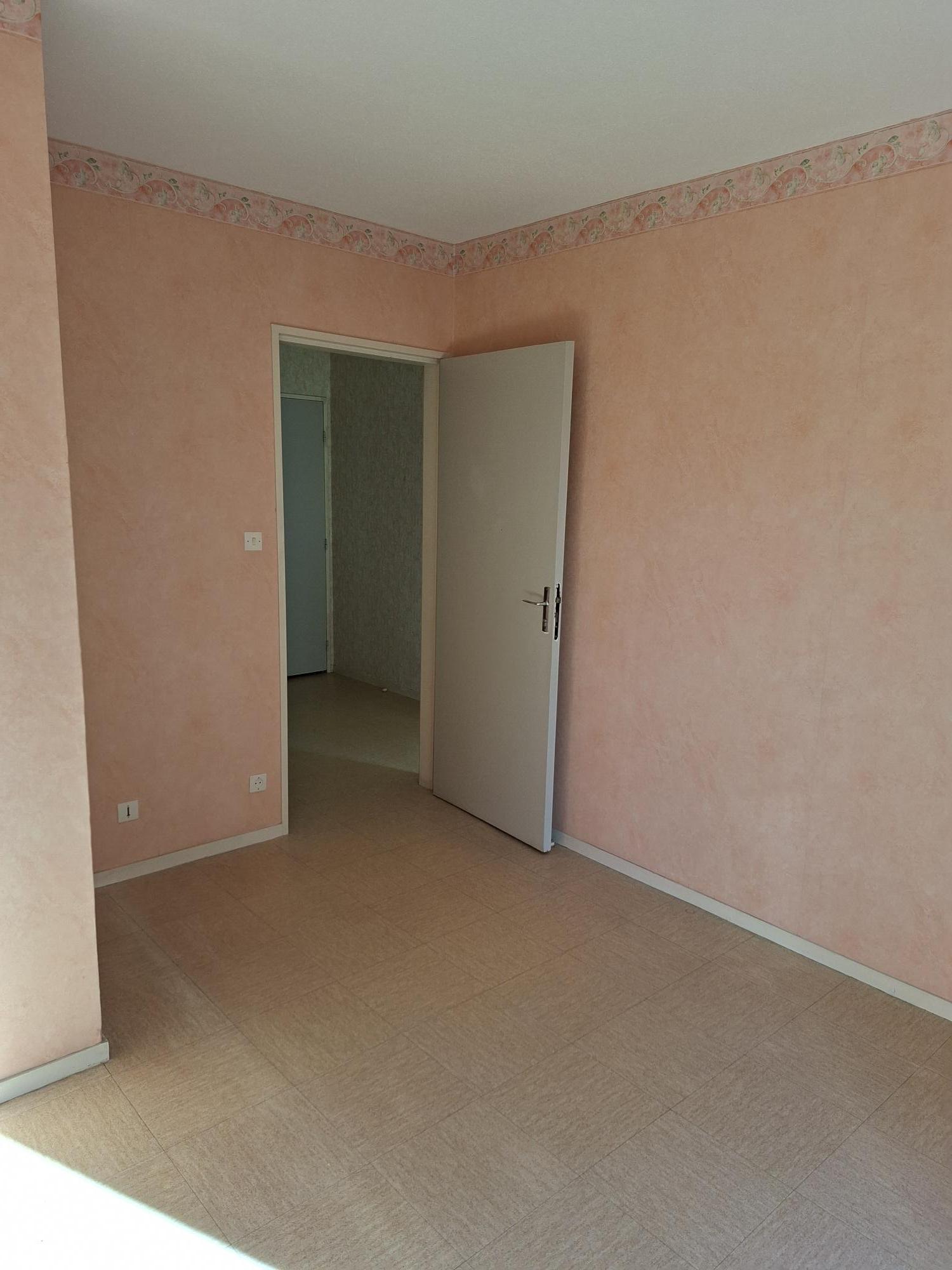 Appartement T4 - Séjour - Cuisine fermée - 3 chambres - Baignoire - Autun - 