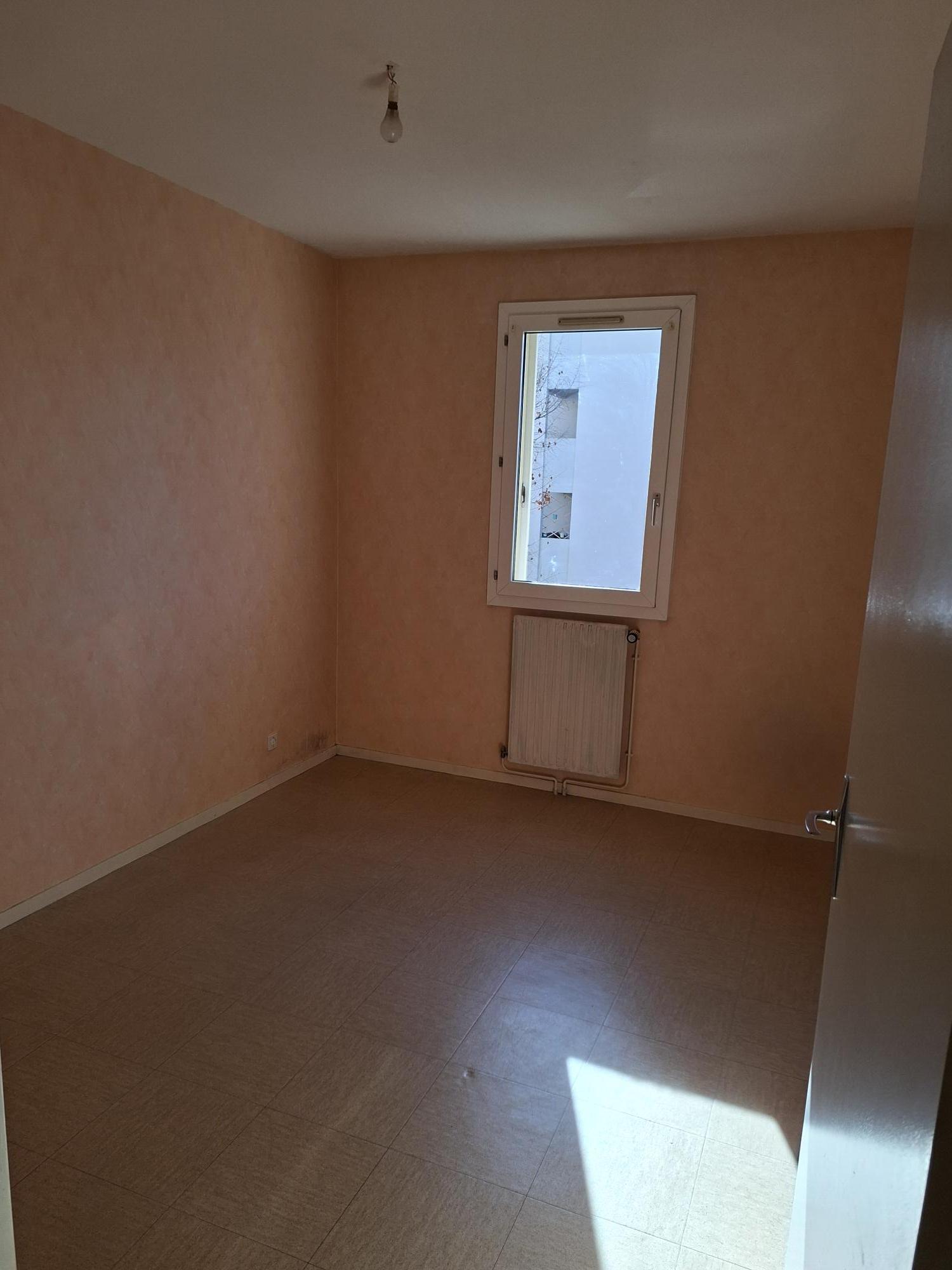 Appartement T4 - Séjour - Cuisine fermée - 3 chambres - Baignoire - Autun - 