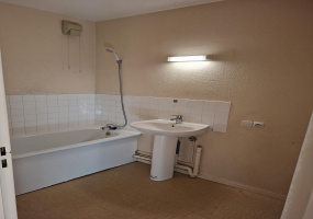 Appartement T4 - Séjour - Cuisine fermée - 3 chambres - Baignoire - Autun - 